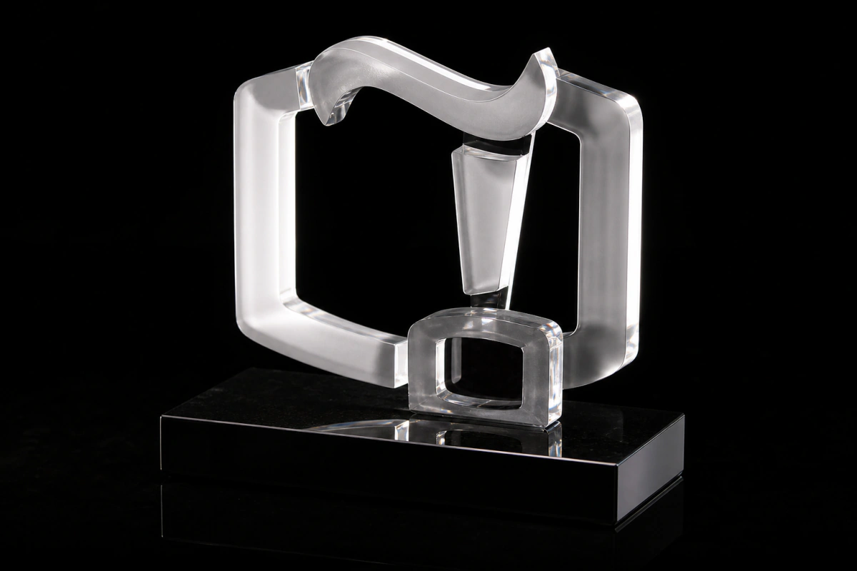 Trofeo original de cristal sobre un plinto negro