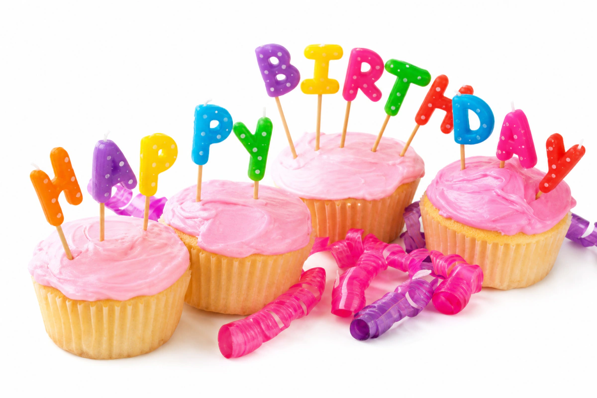 Cupcakes de aniversario con velas Happy Birthday