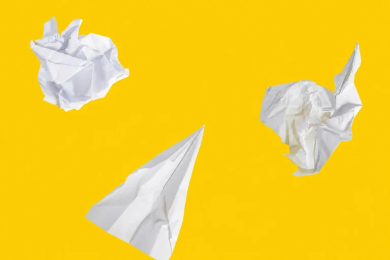 Formas de papel blanco sobre fondo amarillo brillante